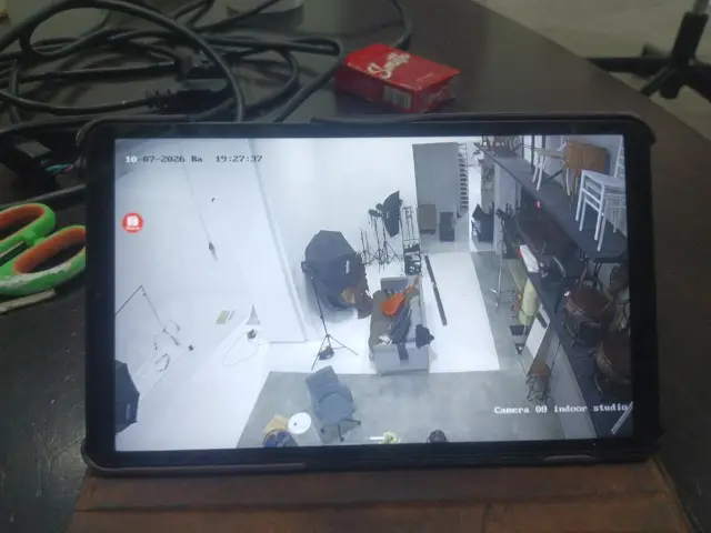 Tampilan kamera CCTV yang sudah terpasang, dipantau langsung dari tablet