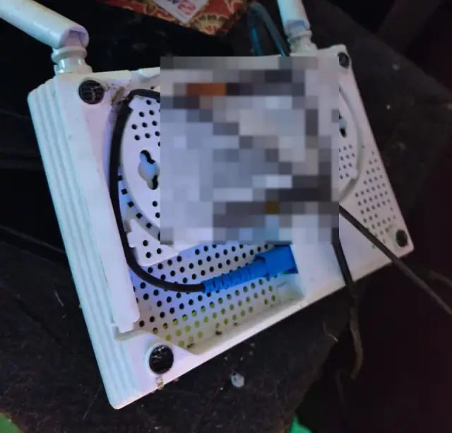 Modem ONT ARRASYNET terpasang dengan kabel fiber di rumah pelanggan