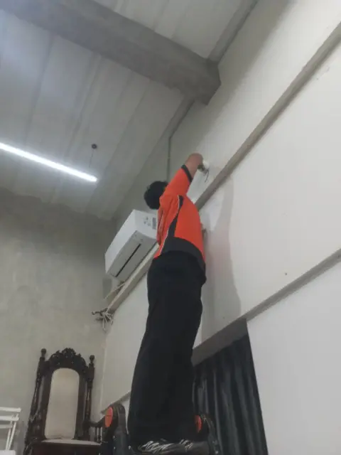Teknisi ARRASYNET memasang kamera CCTV
