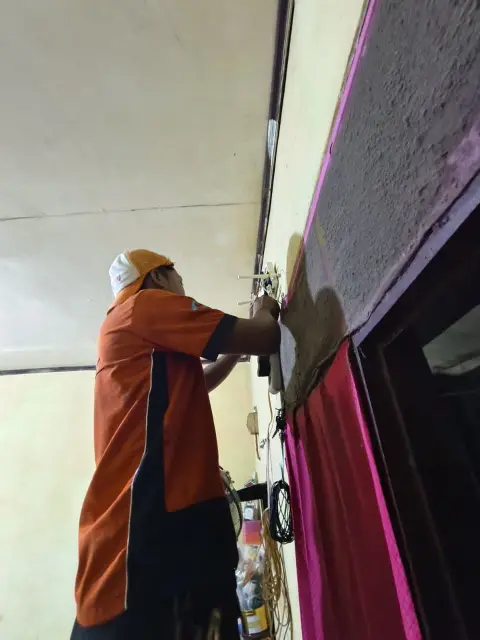 Teknisi ARRASYNET memasang perangkat internet di rumah pelanggan