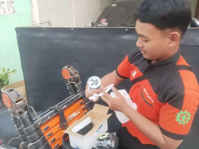 Teknisi ARRASYNET menyiapkan kamera CCTV baru sebelum dipasang