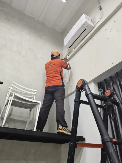 Teknisi menarik kabel kamera CCTV di ruang studio